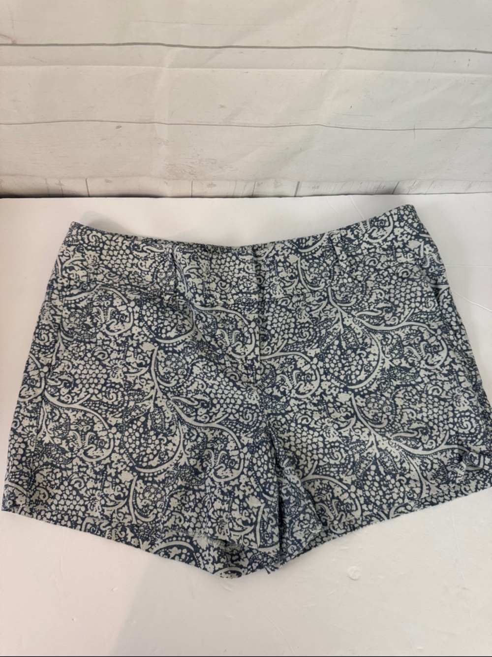 Ann Taylor Factory Size 10  Blue & White Grapevine 100% Cotton Shorts